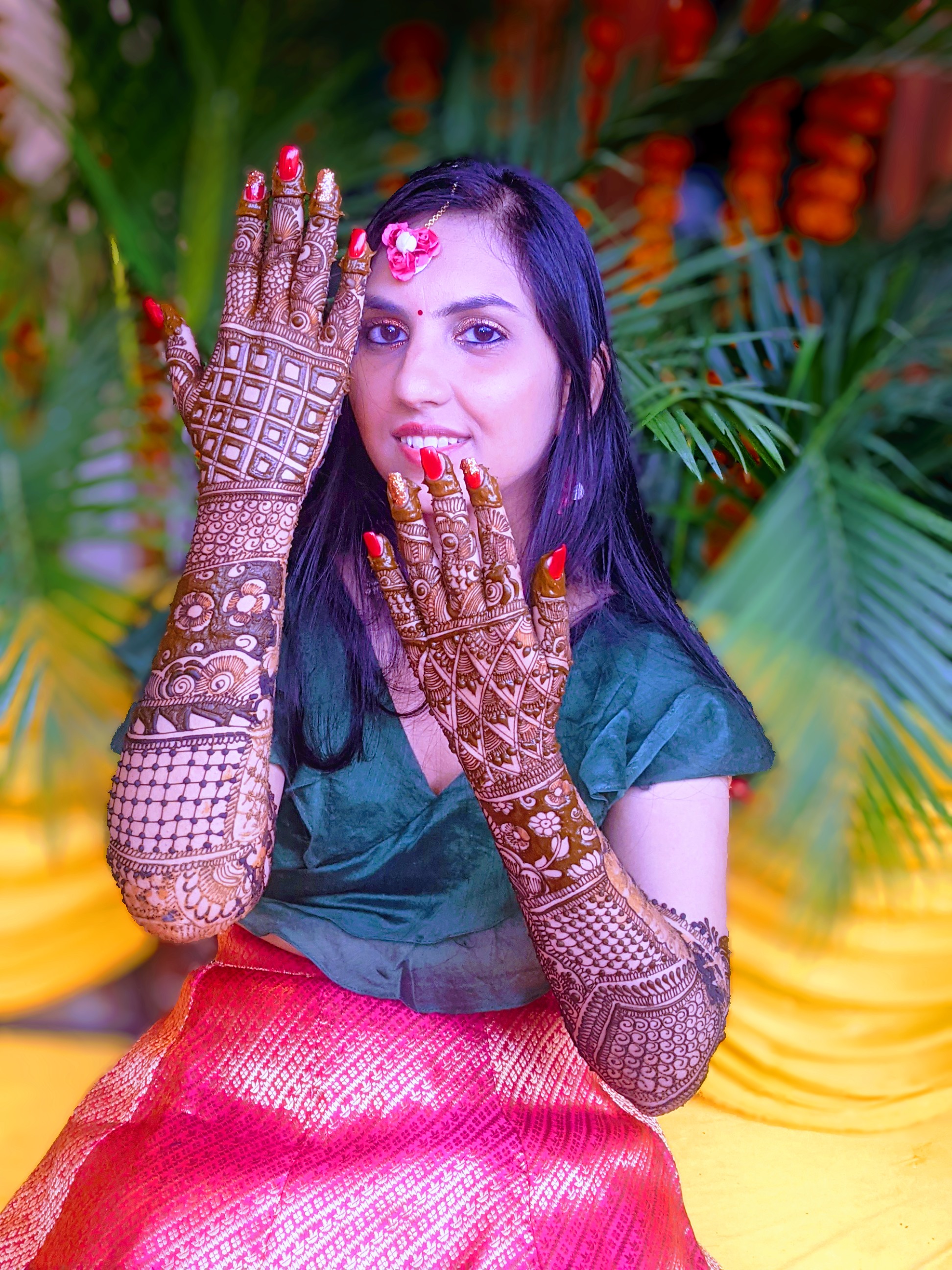 8 Pretty Mehendi Poses for Your Wedding | Bridal Mehendi and Makeup |  Wedding Blog